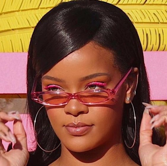 Rihanna avec des lunettes de soleil roses