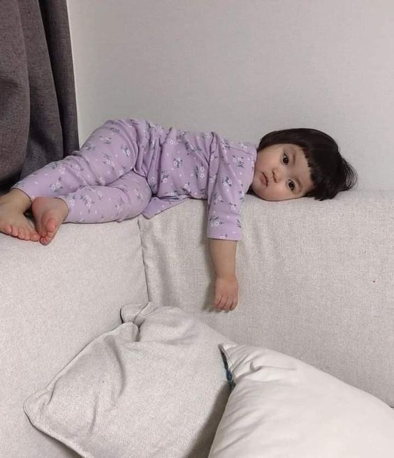Petite fille allongée sur le canapé endormie